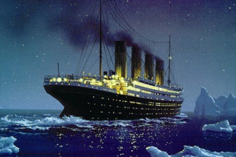 Ein gro&szlig;es Passagierschiff f&auml;hrt bei Nacht durch ein eisbedecktes Meer, umgeben von dunklen Gew&auml;ssern und vereinzelten Eisbergen. Der Himmel wird von Sternen erleuchtet, was auf die Mazzaroth im Hintergrund hinweist.