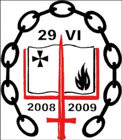 Grafische Darstellung mit einem zentralen Emblem, umrahmt von einer Kette. Das Emblem ist in zwei Hälften geteilt, links befindet sich ein schwarzes Symbol ähnlich einem Stern oder Kompass und rechts eine schwarze Flamme. Unter jedem Symbol stehen die Jahreszahlen 2008 und 2009. Ein rotes Kreuz zentriert vertikal die beiden Hälften. Über dem Emblem steht "29 VI".