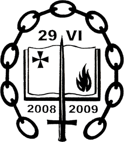 Grafische Darstellung einer kreisförmigen Kette umrahmt ein offenes Buch mit Symbolen, einschließlich eines Sterns und einer Flamme, auf den Seiten sowie den Zahlen 2008 und 2009 und der Kombination "29 VI" oben. Im unteren Teil ist ein einfaches Kreuz.