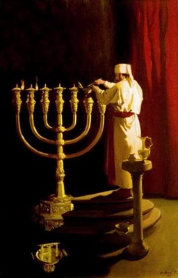 Ein Gem&auml;lde zeigt eine Person in traditioneller wei&szlig;er Kleidung, die eine Menora in einem Innenraum mit rotem Vorhang anz&uuml;ndet. Ein symbolisches Bild, das biblische Rituale darstellt, ohne Bezug auf Mazzaroth oder astronomische Konzepte.