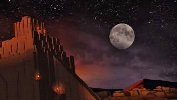 Eine n&auml;chtliche Szene mit einem hell erleuchteten Mond, der nah und voll erscheint, &uuml;ber einer alten Festungsmauer unter einem sternbedeckten Himmel.
