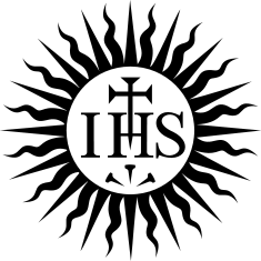Ein schwarz-wei&szlig;es Symbol, das die Buchstaben IHS in einem kreisf&ouml;rmigen Rahmen zeigt, umgeben von einem stilisierten Kreuz und drei N&auml;geln, welche christliche Symbole darstellen.
