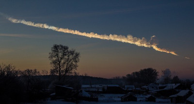 Ein winterlicher Sonnenaufgang &uuml;ber einem verschneiten Dorf, durchzogen von einem beeindruckenden Kondensstreifen am Himmel, der sich wie ein Banner der Mazzaroth erstreckt.