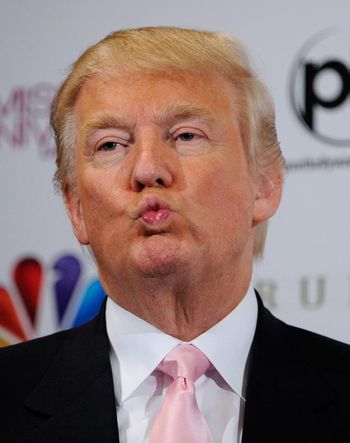 Portr&auml;t eines Mannes mit hellblondem Haar, der eine rosa Krawatte tr&auml;gt und seine Lippen zu einem Kuss spitzt.