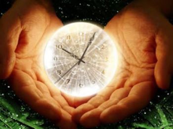 Zwei offene H&auml;nde halten eine leuchtende Scheibe, die eine Uhr mit r&ouml;mischen Ziffern anzeigt, umgeben von einem Sternenfeld.