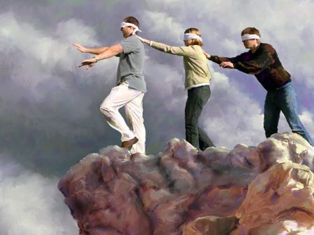 Drei Personen, die mit verbundenen Augen &uuml;ber eine felsige Klippe balancieren, symbolisch f&uuml;r das Navigieren durch unbekannte Herausforderungen unter F&uuml;hrung.