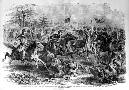 Historische Schwarz-Wei&szlig;-Illustration einer Schlachtszene aus dem Amerikanischen B&uuml;rgerkrieg, die eine dramatische Konfrontation mit Kavallerie und Infanterie zeigt, mit k&auml;mpfenden Soldaten und fallenden Pferden vor einem bewaldeten Hintergrund und mehreren wehenden Flaggen.