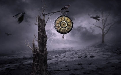 Stimmungsvolles Bild einer nebligen, d&uuml;steren Landschaft mit einem alten Baumstamm, an dem eine antike Uhr h&auml;ngt. V&ouml;gel fliegen umher in einer mystischen Szene unter einem d&uuml;steren Himmel.