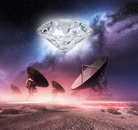 Ein gro&szlig;es, schwebendes Diamant-f&ouml;rmiges Objekt &uuml;ber einer W&uuml;stenlandschaft bei Nacht, unter einem Sternenhimmel, der den Pfad des Mazzaroth zeigt. Darunter befinden sich mehrere gro&szlig;e Radioteleskope, die sich gegen einen rosa erleuchteten Horizont abheben.