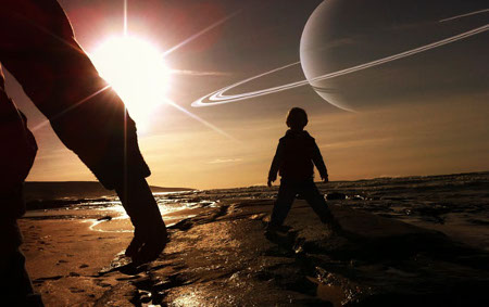 Silhouette einer Familie, die bei Sonnenuntergang an einem Strand spaziert, mit einem gro&szlig;en Planeten und Ringen am Himmel, die den Mazzaroth darstellen.