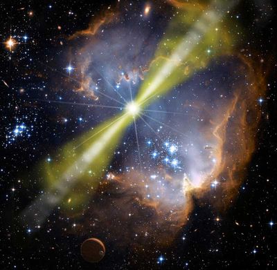 Ein detailliertes Bild des Weltraums zeigt eine leuchtende Sternenkonstellation, umgeben von kosmischen Nebeln und Staub mit einem hellen Lichtstrahl, der von einem zentralen Stern ausgeht. Ein dunklerer Planet ist unten sichtbar.