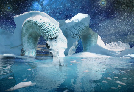 Ein digitales Kunstwerk, das einen massiven Eisb&auml;ren mit Sternenbildern auf dem Fell in einer arktischen Landschaft darstellt. Der Eisb&auml;r steht auf einem zugefrorenen Gew&auml;sser vor Eisbergen unter einem n&auml;chtlichen Himmel voller Sterne und einigen Elementen der Mazzaroth.