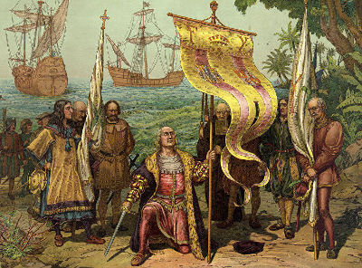 Historische Darstellung einer Gruppe europ&auml;ischer Entdecker und Eroberer in traditioneller Kleidung, die an einem tropischen Strand steht. Im Zentrum sitzt ein Mann in R&uuml;stung auf einem Stuhl, umgeben von stehenden M&auml;nnern. Im Hintergrund sind Segelschiffe zu sehen.