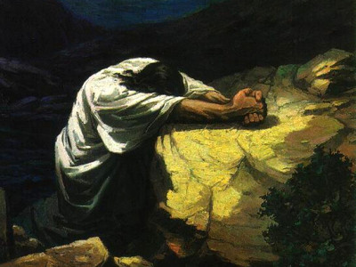 Gem&auml;lde einer Person in wei&szlig;em Gewand, die nachts eine Karte auf einem Felsen betrachtet, umgeben von dunkler Natur.