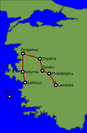 Stilisierte Karte, die die geografische Anordnung und Verbindungen zwischen sieben historischen St&auml;dten in Kleinasien zeigt: Ephesus, Smyrna, Pergamus, Thyatira, Sardes, Philadelphia und Laodizea sowie die Insel Patmos s&uuml;dlich von ihnen.