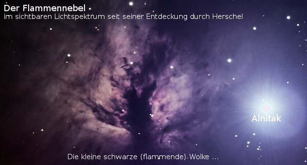 Das Bild zeigt eine violette und schwarze kosmische Wolke, den Flammennebel, der in sichtbarem Licht erstrahlt. Mehrere Sterne sind visuell sp&uuml;rbar, einschlie&szlig;lich Alnitak, einem hellen Stern nahe am Bildrand.