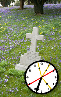 Eine wei&szlig;e Kreuzgrabstein steht auf einer bl&uuml;henden Wiese mit lila und gelben Blumen. &Uuml;berlagert ist ein Bild einer Uhr, die 3:00 Uhr zeigt, symbolisch f&uuml;r die Verg&auml;nglichkeit des Lebens im zyklischen Fluss der Zeit.
