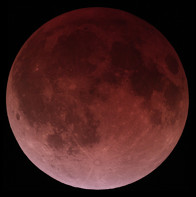 Ein Bild der Mondfinsternis mit einem roten Schimmer, &auml;hnelt einem astronomischen Ph&auml;nomen, bekannt als Blutmond.