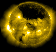 Wissenschaftliches Bild der Sonne, aufgenommen in extremer Ultraviolettstrahlung, zeigt leuchtende Sonnenflecken und aktive Regionen auf der Sonnenoberfl&auml;che.