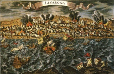 Historische Darstellung des Erdbebens in Lissabon 1755, zeigt eine Stadt in Flammen und massive Zerst&ouml;rung, w&auml;hrend viele Schiffe auf dem st&uuml;rmischen Meer navigieren.