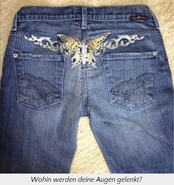 Eine Jeans mit einer auff&auml;lligen, schmetterlingsf&ouml;rmigen Verzierung in der Mitte des Bundes und funkelnden Mustern auf den R&uuml;ckentaschen. Dieses Design k&ouml;nnte an Motive aus dem Mazzaroth erinnern, wobei jeder Bestandteil kunstvoll gearbeitet ist.