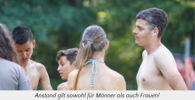 Gruppe junger Erwachsener, meist halb nackt, in einer sommerlichen Au&szlig;enumgebung. Sie scheinen in einer Diskussion engagiert.
