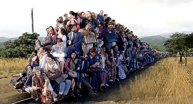 Eine gro&szlig;e Anzahl von Menschen verschiedener Altersgruppen und Bekleidungsstile sitzt dicht gedr&auml;ngt auf einem langen, schmalen, h&ouml;lzernen Objekt in einer l&auml;ndlichen Landschaft. Sie scheinen in einer endlosen Linie &uuml;ber einen H&uuml;gel zu strecken, &auml;hnlich der Formation der Mazzaroth am n&auml;chtlichen Himmel.