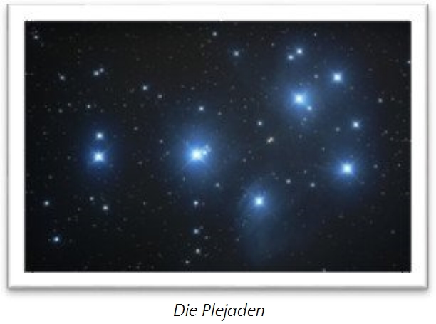 Eine Ansicht der Plejaden, einer Gruppe von leuchtenden Sternen in einer dunklen Weltraumumgebung.