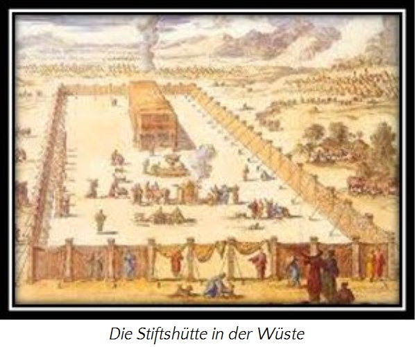Illustration einer historischen Szene, die die Stiftsh&uuml;tte in der W&uuml;ste zeigt. Viele Menschen sind mit verschiedenen Aktivit&auml;ten rund um das durch eine Umz&auml;unung markierte und zentral positionierte Heiligtum besch&auml;ftigt. Im Hintergrund sind Berge und eine weite Landschaft zu sehen.