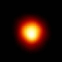 Nahansicht eines leuchtenden Sterns, der intensives oranges und rotes Licht ausstrahlt, symbolhaft f&uuml;r eines der Lichter im Firmament.