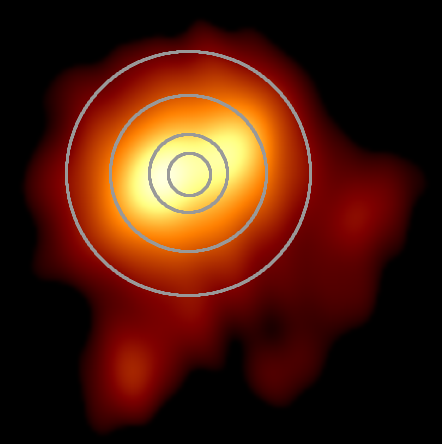 Digitale Darstellung eines abstrakten astronomischen Objekts mit konzentrischen Kreisen in Gelb- und Orange-T&ouml;nen, umgeben von einem unregelm&auml;&szlig;igen roten Nebel.