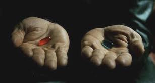 Zwei offene H&auml;nde einer Person, in der linken Hand eine rote Kapsel und in der rechten eine blaue Kapsel, im dunklen Hintergrund.
