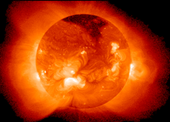 Detaillierte Nahaufnahme der Sonne, die leuchtende solare Aktivit&auml;t und magnetische St&ouml;rungen zeigt.