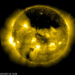 Wissenschaftliche Aufnahme der Sonne in extremer Ultraviolett-Strahlung zeigt aktive und helle Sonnenflecken und beeindruckende Sonnenst&uuml;rme auf der Sonnenoberfl&auml;che.