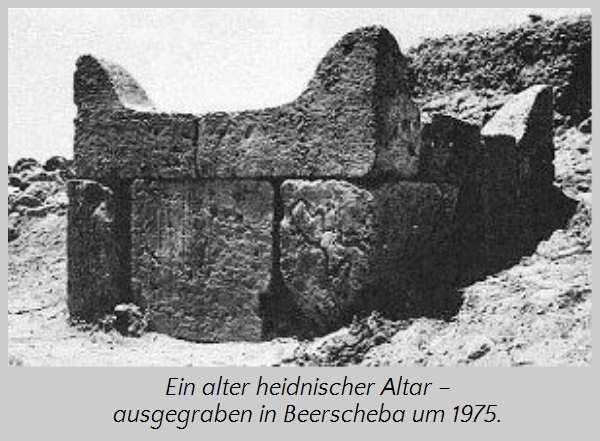 Schwarz-Wei&szlig;-Foto eines alten Steinaltars, ausgegraben in Beerscheba um 1975, umgeben von lockerem Erdreich und Steinen.