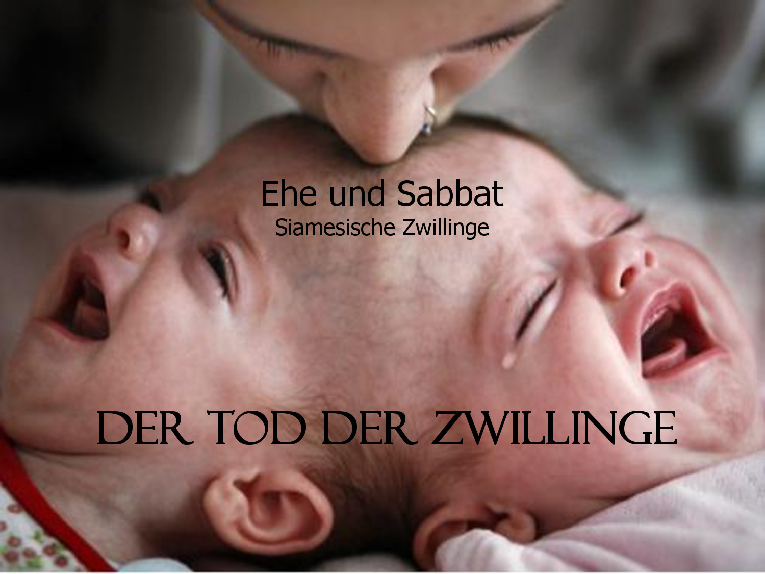 Ein erwachsener Kopf n&auml;hert sich einem weinenden Baby, um es zu tr&ouml;sten. Das Bild enth&auml;lt au&szlig;erdem Textelemente in Deutsch: "Ehe und Sabbat, Siamesische Zwillinge, DER TOD DER ZWILLINGE".
