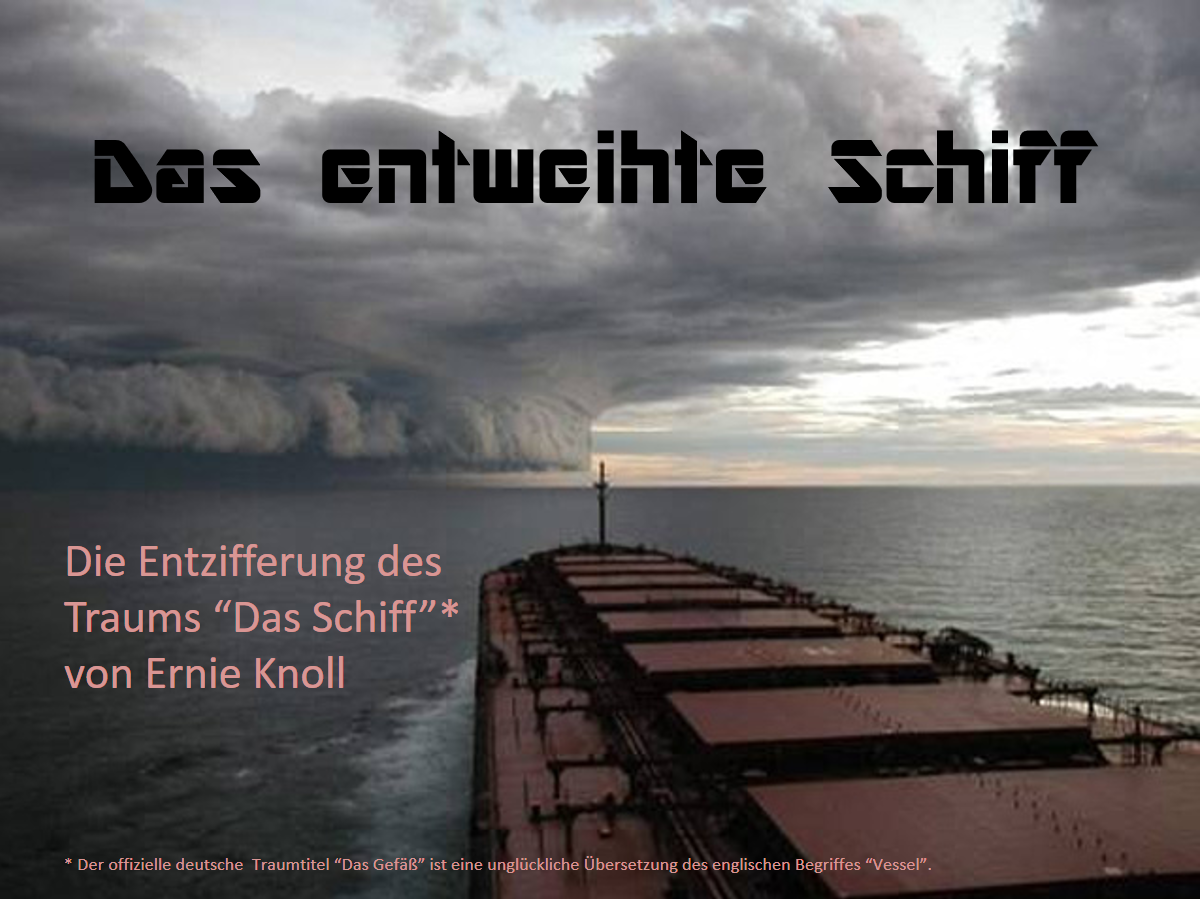 Ein gro&szlig;es Frachtschiff auf ruhigem Meer bei bew&ouml;lktem Himmel, der eine drohende Atmosph&auml;re schafft. Der dunkle Wolkenvorhang deutet auf ein Gewitter &uuml;ber dem Schiff hin.