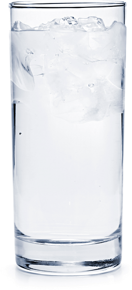 Ein hohes Glas gef&uuml;llt mit klarem Wasser und Eisw&uuml;rfeln.