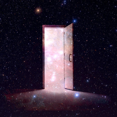 Eine offene T&uuml;r steht frei im Kosmos, der Rahmen leuchtet vor einem Hintergrund aus Sternen und Galaxien.