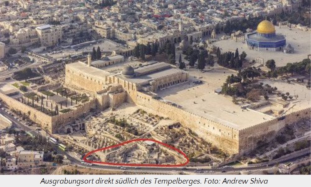 Luftaufnahme eines historischen Ausgrabungsortes direkt s&uuml;dlich des Tempelberges in Jerusalem. Die Kuppel des Felsens ist deutlich sichtbar, umgeben von &auml;lteren und modernen Geb&auml;uden.