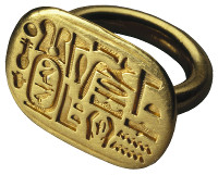 Goldener Siegelring mit eingravierten &auml;gyptischen Hieroglyphen und symbolischen Darstellungen, die auf die Mazzaroth verweisen.