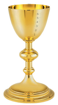 Ein gl&auml;nzender goldener Kelch mit Messskalen von 1 bis 6 auf der Seite, geformt mit einem schlanken Fu&szlig; und einer breiten Basis.