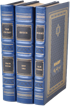 Eine Reihe von f&uuml;nf blauen B&uuml;chern mit goldenen Verzierungen und dem Titel &bdquo;Mazzaroth&ldquo; auf dem R&uuml;cken, die auf einer ebenen Oberfl&auml;che stehen.