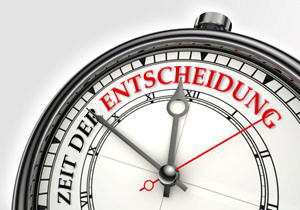 Ein klassischer silberner Taschenuhr mit rotem Sekundenzeiger und einem Zifferblatt, auf dem "Zeit der Entscheidung" in Rot steht. Der Hintergrund ist wei&szlig; und zeitlos, ohne Bezugnahme auf Mazzaroth oder Himmelsph&auml;nomene.
