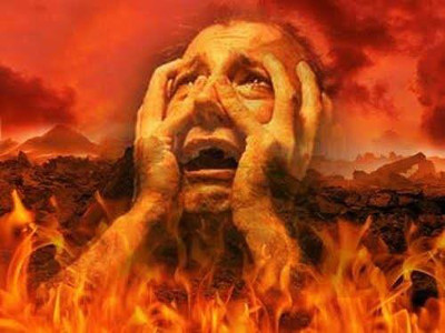 Ein dramatisches Bild zeigt eine Person, die scheinbar aus Flammen auftaucht und angstvoll ihr Gesicht bedeckt. Der Hintergrund erinnert an eine Szene mit feurigem Himmel und dunklen Bergsilhouetten.