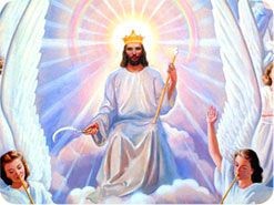 Abbildung einer biblischen Szene mit einer zentralen Gestalt, die Jesus &auml;hnelt, umgeben von strahlendem Licht und begleitet von zwei Engeln. Die Gestalt tr&auml;gt ein wei&szlig;es Gewand und h&auml;lt einen Stab und eine Krone, Symbolisierung himmlischer Autorit&auml;t und F&uuml;hrung.