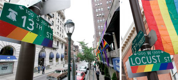 Zwei Bilder von Stra&szlig;enschildern, die jeweils an Stra&szlig;enlaternen h&auml;ngen und mit regenbogenfarbenen Streifen verziert sind. Das erste Bild zeigt eine belebte Stadtstra&szlig;e mit dem Schild "13th St", das zweite Bild fokussiert das Schild "Locust St".