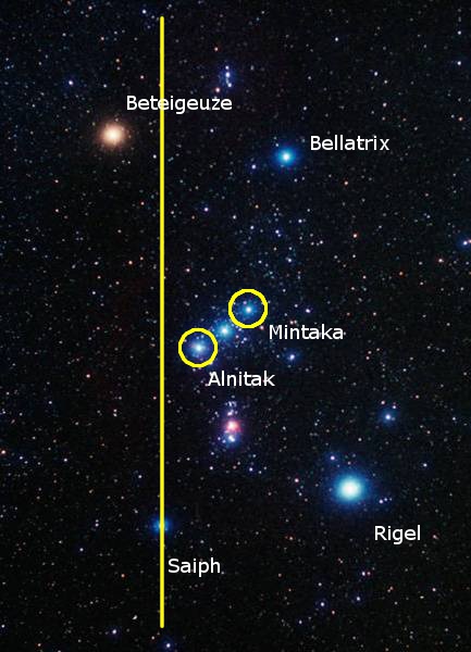 Sternbild mit mehreren markanten Sternen auf einem dunklen Hintergrund voller Sterne. Helle Sterne wie Betelgeuze, Bellatrix, Mintaka, Alnitak, Saiph und Rigel sind sichtbar. Drei Sterne, umkreist zum Hervorheben, deuten auf eine bekannte Himmelskonstellation hin, die Teil der Mazzaroth ist.