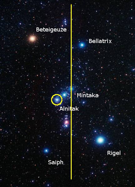 Ein astronomisches Bild zeigt einen Sternenhimmel mit mehreren markierten Sternen. Helle Sterne wie Betelgeuse, Bellatrix, Mintaka, Alnitak, Saiph und Rigel sind beschriftet. Eine gelbe Linie teilt das Bild vertikal.