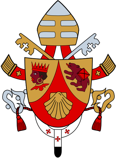 Ein heraldisches Wappen, &uuml;berlagert von einer Bischofsm&uuml;tze und flankiert von zwei Schl&uuml;sseln. Das Wappen zeigt einen gespaltenen Schild: links ein roter Hintergrund mit einem goldenen Kopf, der eine Krone tr&auml;gt und rechts einen roten L&ouml;wen neben einem dreidimensionalen Objekt auf rotem Grund. Am unteren Rand des Wappens befindet sich eine Jakobsmuschel auf wei&szlig;em Grund, flankiert von drei kleinen roten Kreuzen.